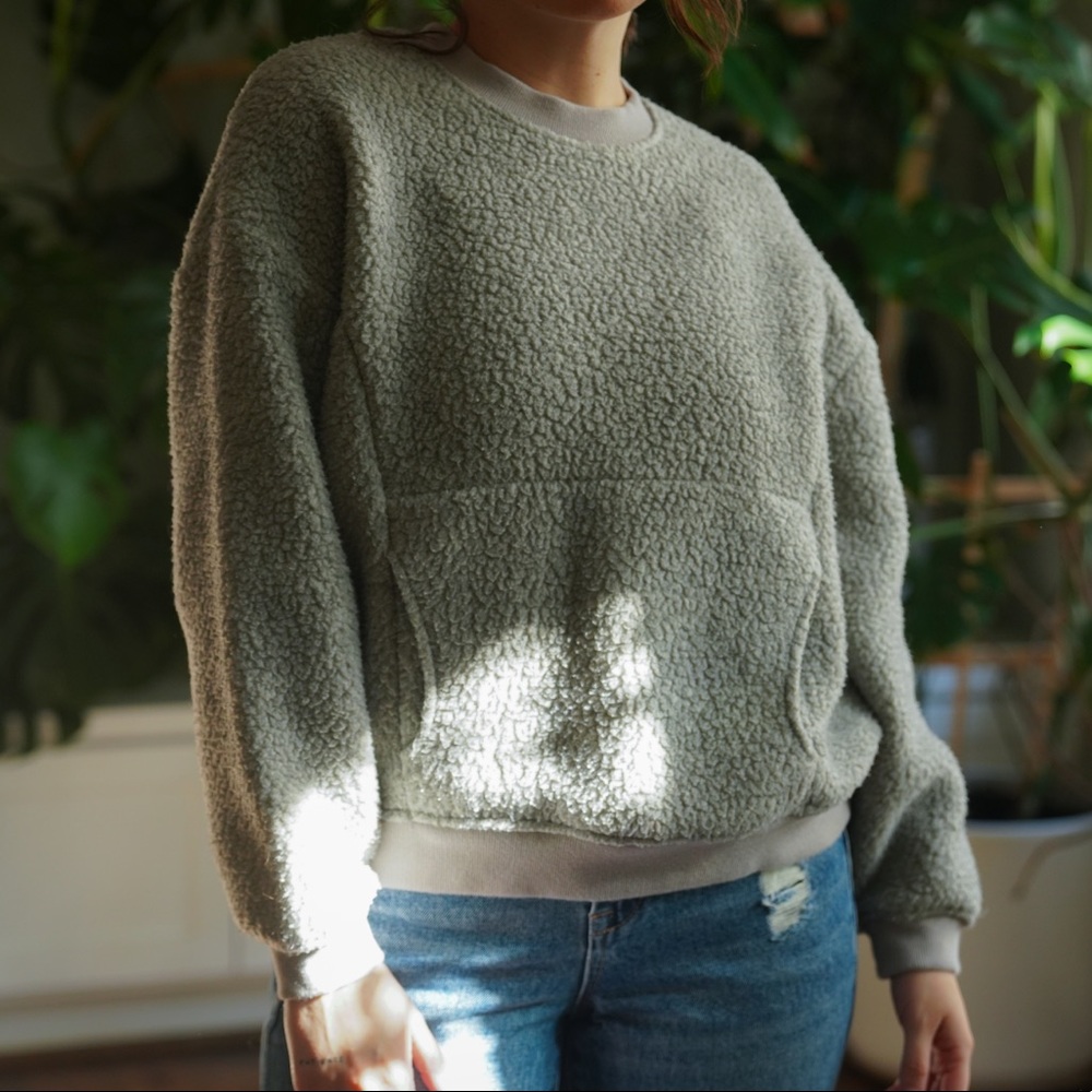 Madewell gray sweatshirt pullover with front pocket.